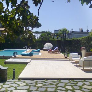 bordo piscina, Travertino Classico per le terrazze, Bianco Carrara per il bordo vasca