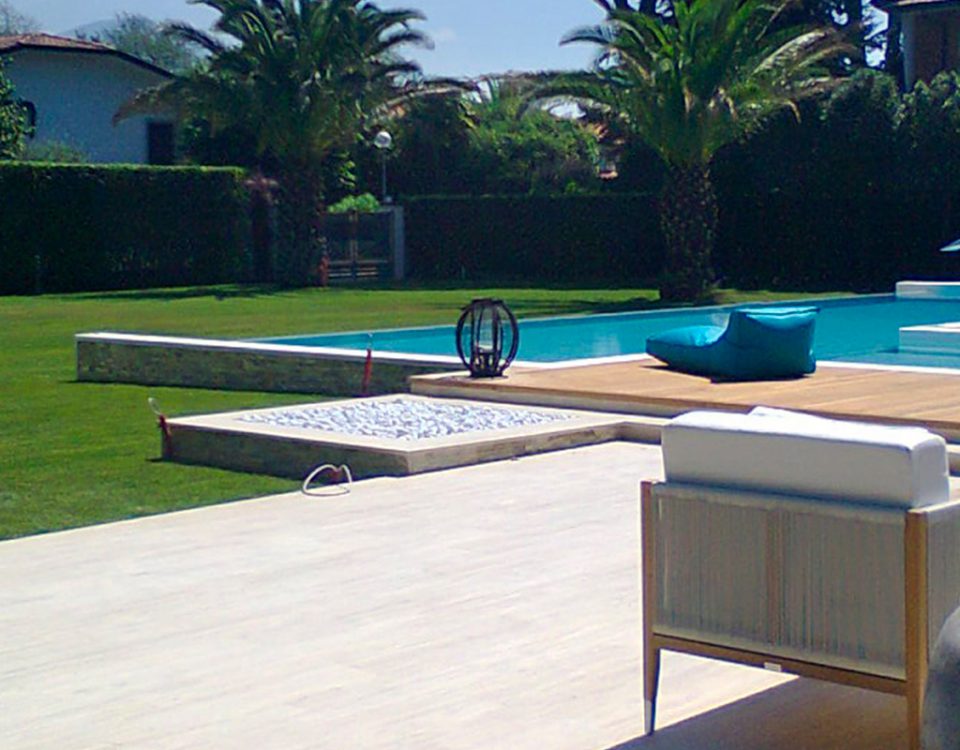 bordo piscina, Travertino Classico per le terrazze, Bianco Carrara per il bordo vasca